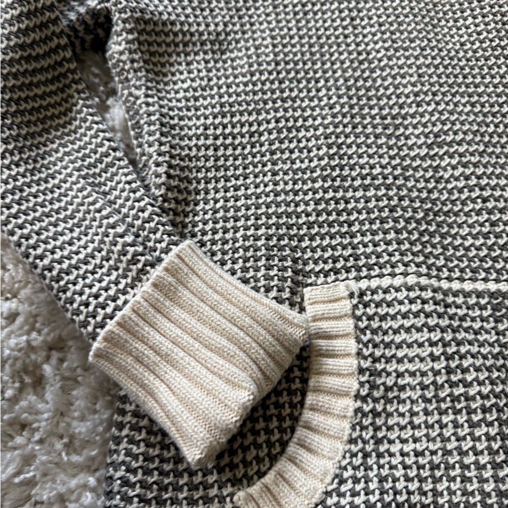 Old Navy Textured Knit Sweater in Cream and Gray - Picture 4 of 8